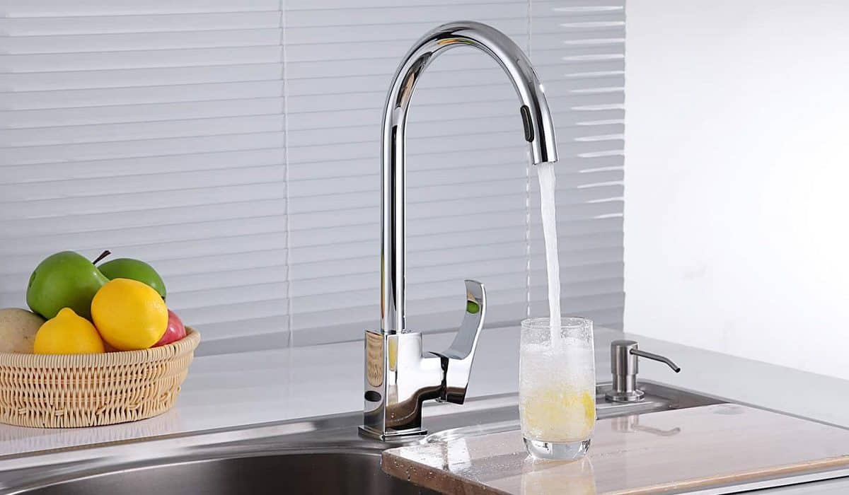 tocuhless-kitchen-faucet-with-sensor